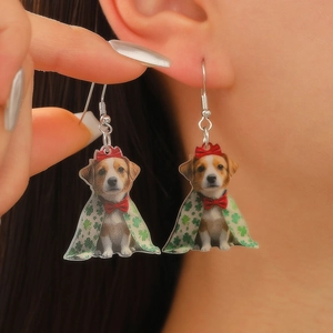 Primer plano de pendiente de acrílico con diseño de perro y trébol de San Patricio