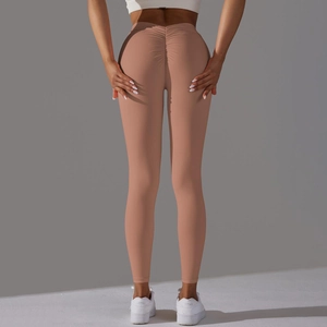 Gros plan d'un legging de yoga taille haute avec détail fessier froncé et tissu mat doux