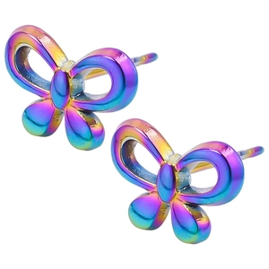 Vista macro di orecchini a farfalla con placcatura arcobaleno su acciaio inossidabile