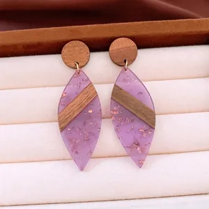 Orecchini a pendolo in resina viola e legno di noce con foglia d'oro ed eleganza