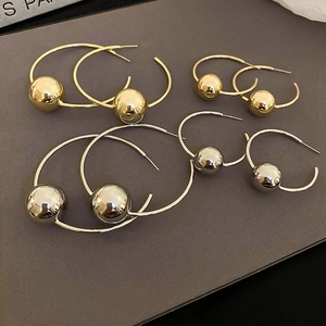 Orecchini a cerchio geometrici minimalisti con sfera in oro e argento e finitura lucida