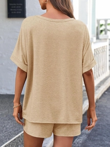 Rückansicht des khakifarbenen Sommer-Stricksets mit Oversize-T-Shirt und Kordelzug-Shorts