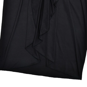Dettaglio del tessuto elasticizzato nero con texture morbida e pieghe eleganti
