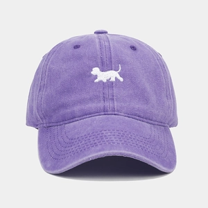 Vue détaillée de la casquette rétro en coton lavé violet avec broderie chien blanc