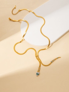 Gros plan d'une chaîne serpent en acier titane doré avec des yeux en zircon vert sertis