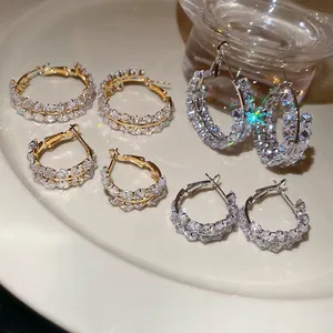 Boucles d'oreilles créoles avec zircone cubique carrée pavée en or et argent