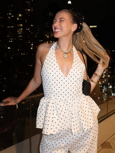 Ensemble chic blanc à pois avec haut dos nu à volants et pantalon large fluide