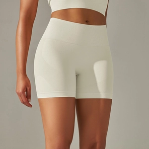 Détail du short de yoga sans couture taille haute crème avec texture en maille respirante