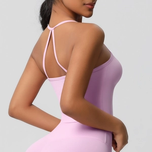 Detail des hellrosa Yoga-Tops mit eleganten überkreuzten Rückenträgern und Stretchstoff