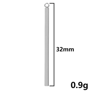 Detail of 32mm silver stainless steel bar pendant showing 0.9g weight and dimensions