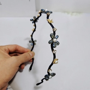 Detailansicht des handgefertigten Kristallblumen-Stirnbands mit graublauen Perlen