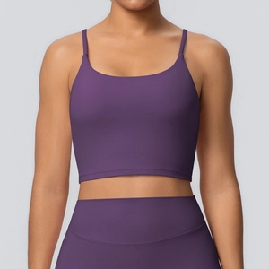 Détail de l'ensemble de yoga violet avec fines bretelles et legging taille haute sans couture