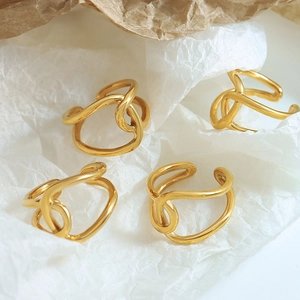 Set of 4 minimalist double-loop crossover rings in 18K gold-plated titanium steel finish
