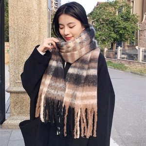 Winter-Mohair-Schal mit braunem, beigeem und schwarzem Karomuster und Fransen