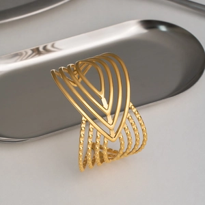 Dettaglio di un ampio bracciale a polsino traforato vintage placcato in oro 18K