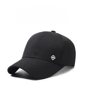 Dettaglio del berretto da baseball nero in cotone con placca in metallo e scritta sport