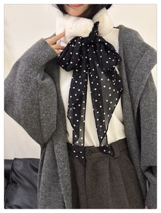 Écharpe à pois avec col en fausse fourrure blanche et nœud papillon surdimensionné