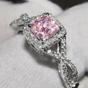 Bague torsadée élégante avec une pierre précieuse carrée rose sur une monture en argent