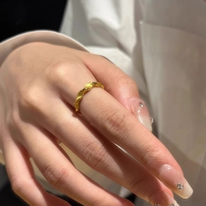 Französischer Vintage-Ring mit Goldplattierung und gedrehtem Design an der Hand