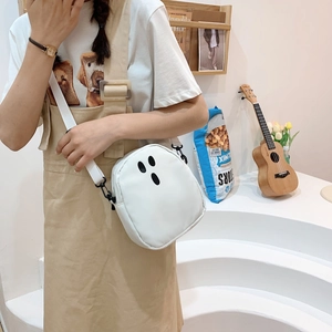 Détail du joli sac bandoulière blanc en forme de fantôme avec visage de dessin animé