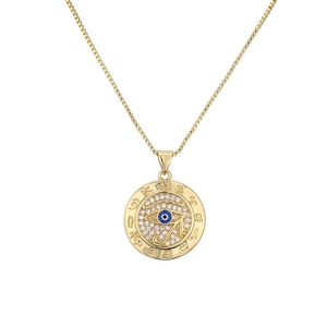 Collana con ciondolo occhio del diavolo dorato, zircone blu e cristalli su fondo bianco