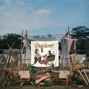 Détail du drapeau de camping en toile avec personnage et chat près du feu de camp