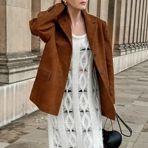 Veste femme en daim caramel pour l'automne avec une robe en maille blanche chic