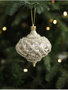Dettaglio decorazione natalizia a cipolla color champagne con perle e griglia scintillante