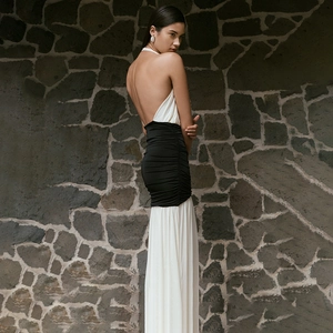Abito lungo elegante con scollo a V e schiena scoperta in bianco e nero con gonna a pieghe