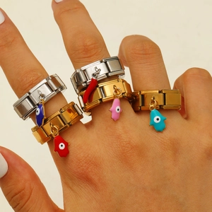 Makroaufnahme italienischer Charm-Ringe in Gold und Silber mit bunten Emaille-Anhängern