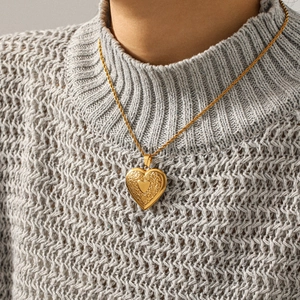 Collier médaillon vintage en acier inoxydable plaqué or 18K avec gravure florale chic