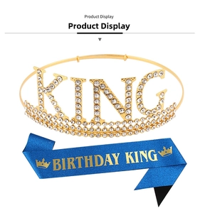 Détail de la couronne dorée KING en strass et de l'écharpe bleue BIRTHDAY KING