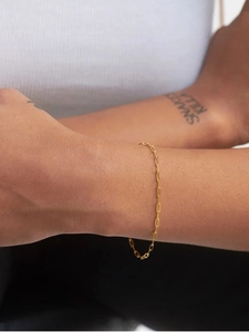 Detail of minimalist gold-plated 925 sterling silver paperclip chain bracelet on wrist
