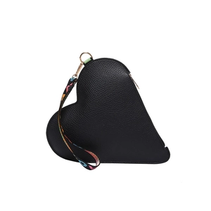Fashionable black heart-shaped handbag with lychee texture and geometric wrist strap