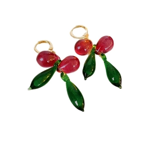 Boucles d'oreilles baies en perles de verre avec feuilles vertes et anneaux dorés