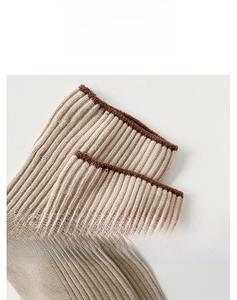 Gros plan détaillé des poignets côtelés élastiques et de la maille des chaussettes