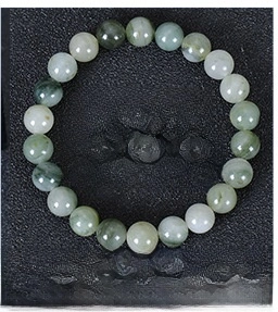 Detail van 8mm natuursteen kralenarmband op een zwarte displaymat met textuur