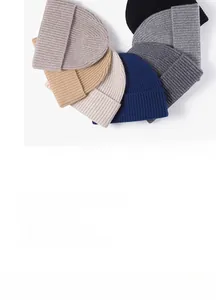 Détail de bonnets en laine mérinos multicolores avec design à revers côtelé doux