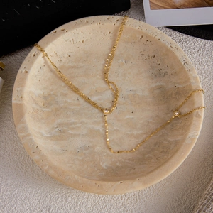Détail du bracelet cœur en acier titane doré orné de cristaux ronds étincelants