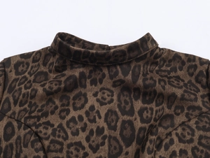 Détail de la robe léopard avec col montant et texture douce en tissu suédé de qualité