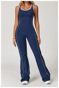 Details des dunkelblauen Yoga-Jumpsuits mit Schlaghose und weißen Kontrastpaspeln