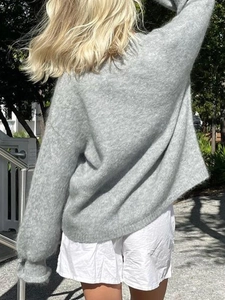 Pull en maille grise ample minimaliste pour femme en mohair doux pour automne hiver