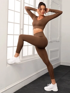 Detail des dunkelbraunen gerippten Yoga-Sets mit Stoffstruktur und schmalem V-Ausschnitt