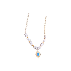 Élégant collier vintage français avec perles blanches et pendentif en opale bleue