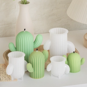 Tre dimensioni di stampi in silicone a cactus e candele verdi in un ambiente nordico