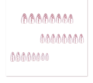 Détails des faux ongles en amande avec base rose et motifs à petits pois blancs