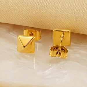 Boucles d'oreilles clous pyramide en acier inoxydable plaqué or 18k avec fermoirs papillon