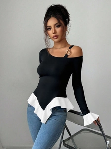 Schwarzes Cold-Shoulder-Oberteil mit Metallring und weißem asymmetrischem Rüschensaum