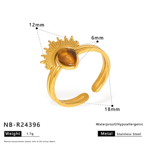 Détails de la bague étanche en acier doré avec incrustation d'une pierre marron