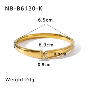 Dettaglio del bracciale dorato con zirconi e lettera K con misure dimensionali